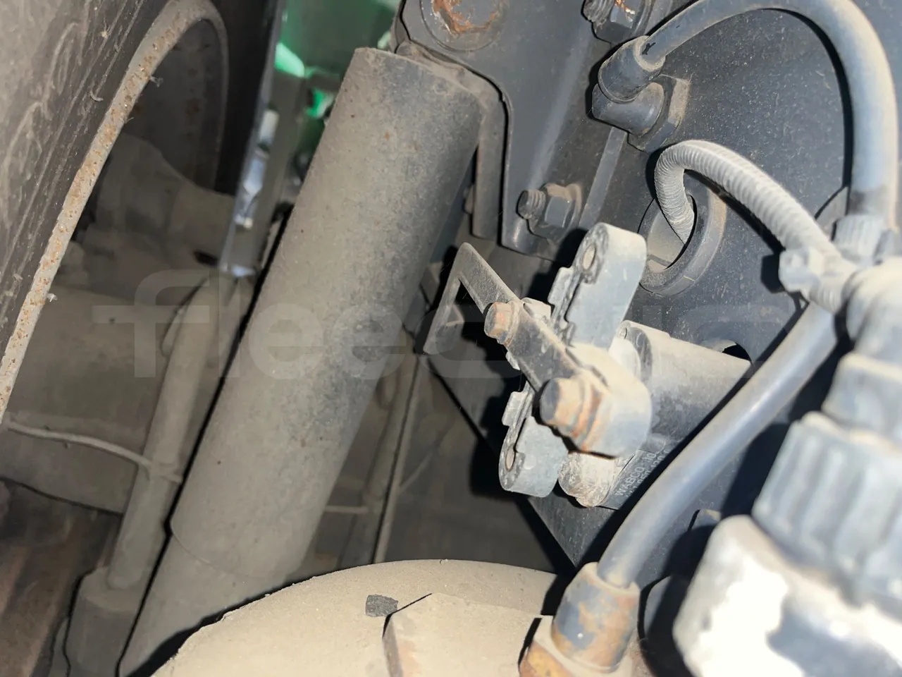 Iveco Magirus A260S/80 - Euro3 - 218kW - 9.450mt - axel 3 shock absorbers 2 right