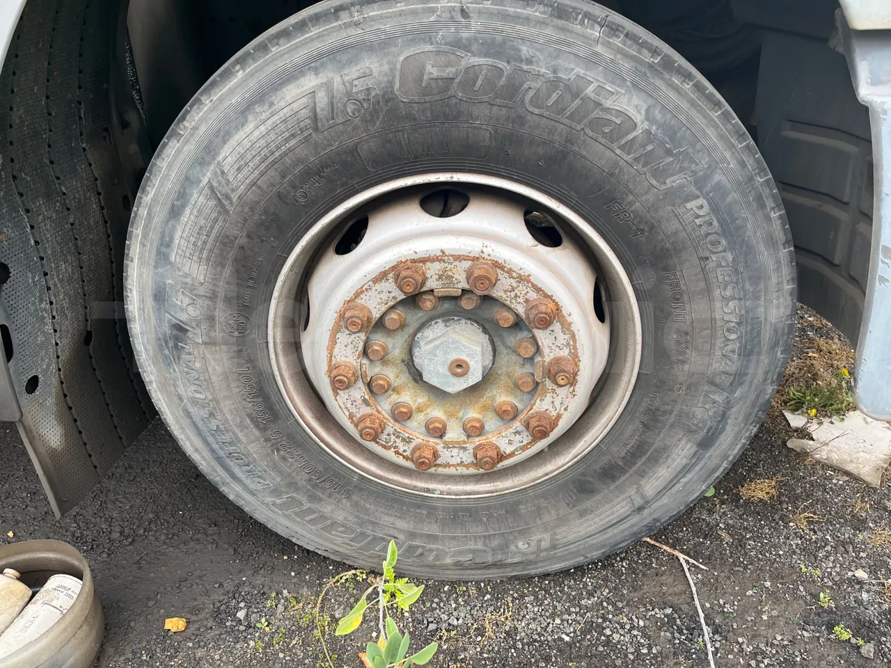 Iveco Magirus A260S/80 - Euro3 - 218kW - 9.450mt - front left tire measurements