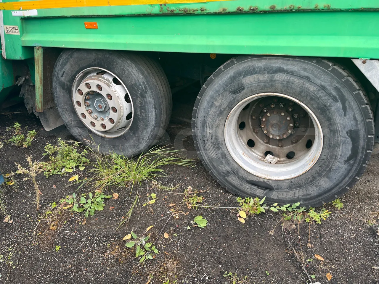 Iveco Magirus A260S/80 - Euro3 - 218kW - 9.450mt - rear left tire photo