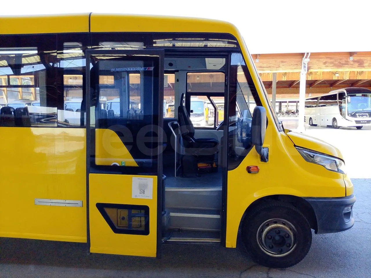 Iveco Indcar WGIVMY11 MOBI SCUOLABUS - EUR6 - 100Kw - 8,592m - front door 1 open
