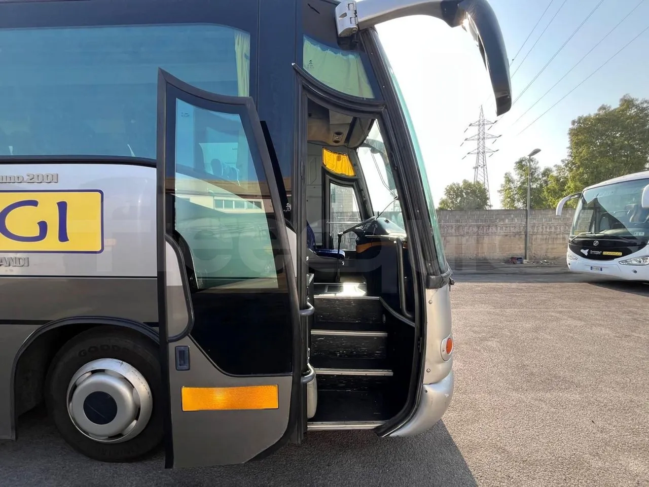 Irisbus 397E.12 397E.12.35-M/ Euro2 - 254 Kw - 12.000 Mt - front door 1 open