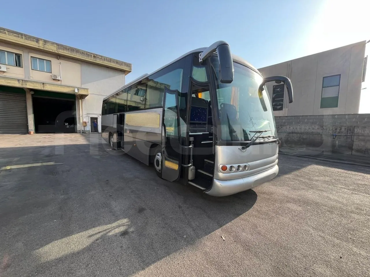 Irisbus 397E.12 397E.12.35-M/ Euro2 - 254 Kw - 12.000 Mt - 3/4 right front doors open