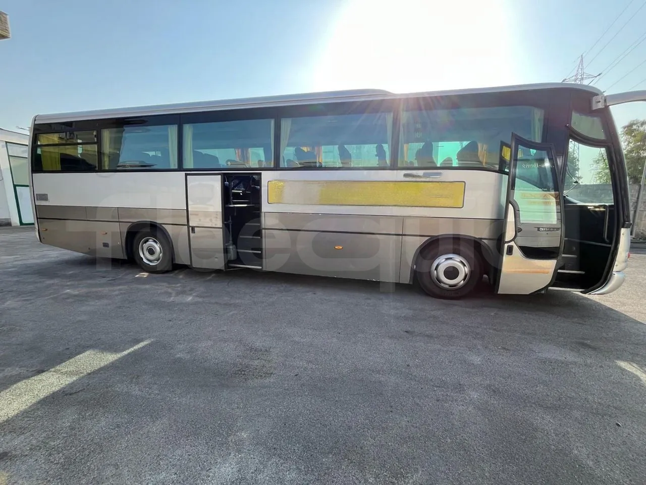 Irisbus 397E.12 397E.12.35-M/ Euro2 - 254 Kw - 12.000 Mt - right side doors open