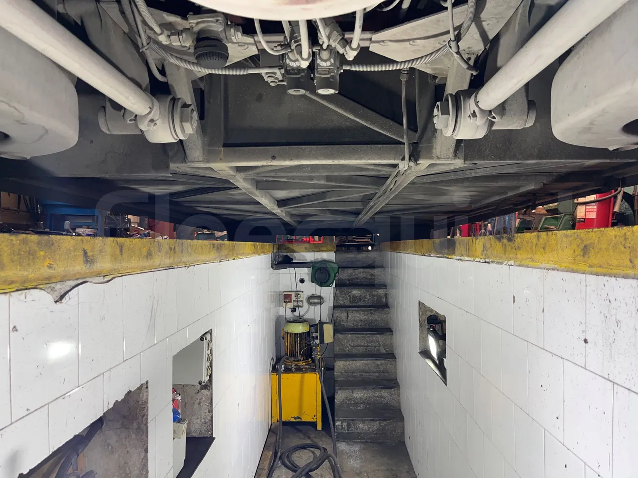 Irisbus 397E.12 397E.12.35-M/ Euro2 - 254 Kw - 12.000 Mt - central undercarriage photo