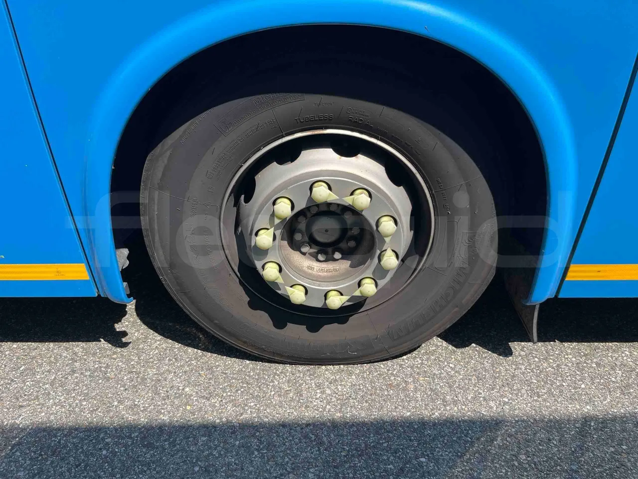 Iveco Crossway - First Axle Left Side: Complete Tyre