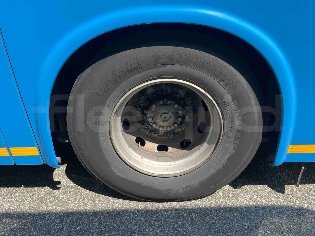 Iveco Crossway - Second Axle Left Side: Complete Wheel