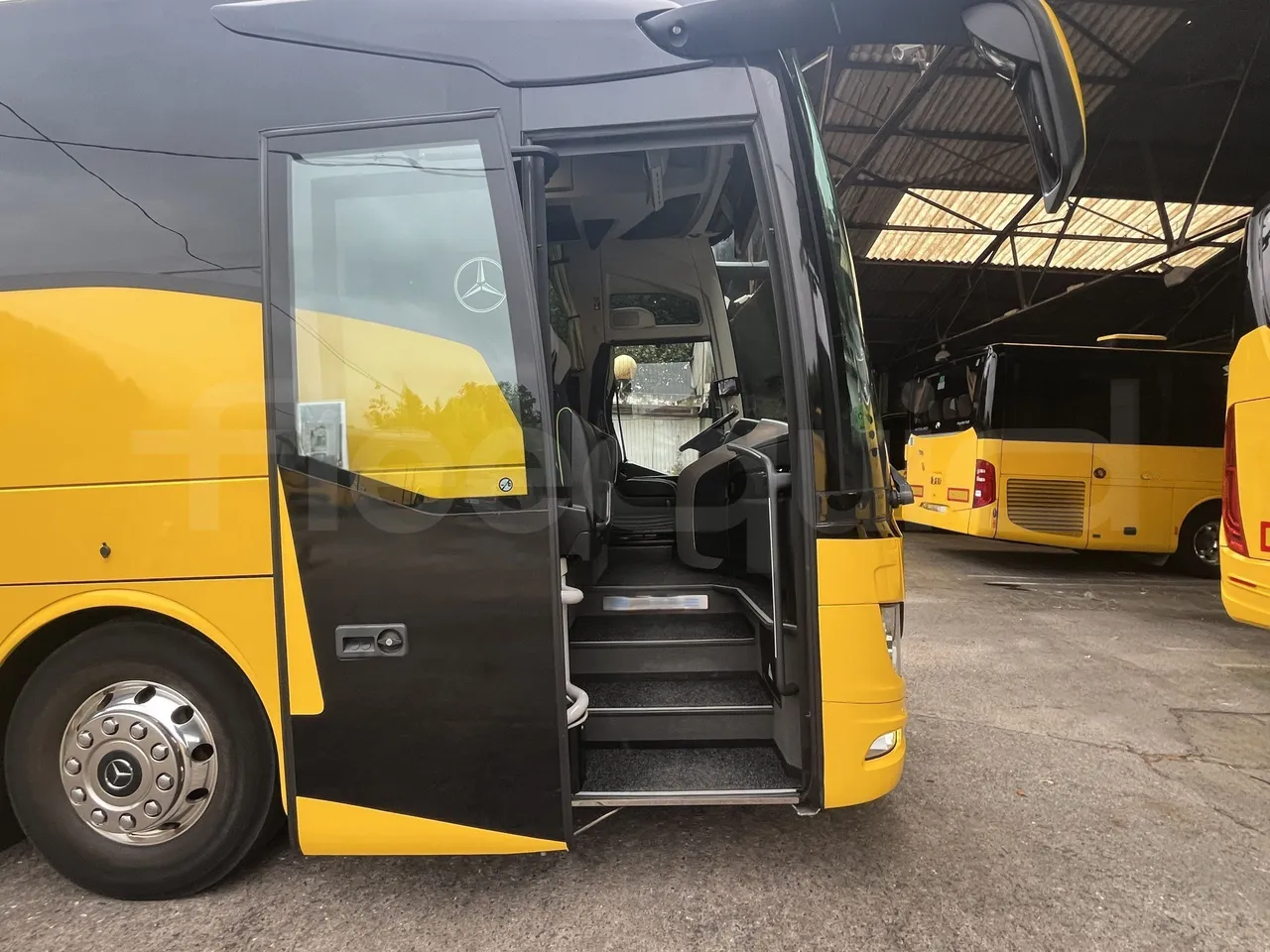 Mercedes-Benz Tourismo - Front Door Open