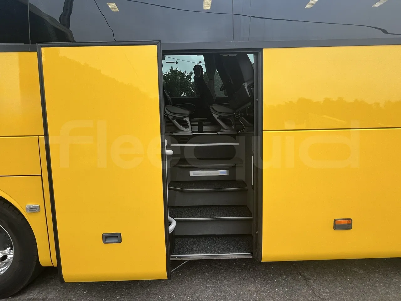 Mercedes-Benz Tourismo - Second Door Open
