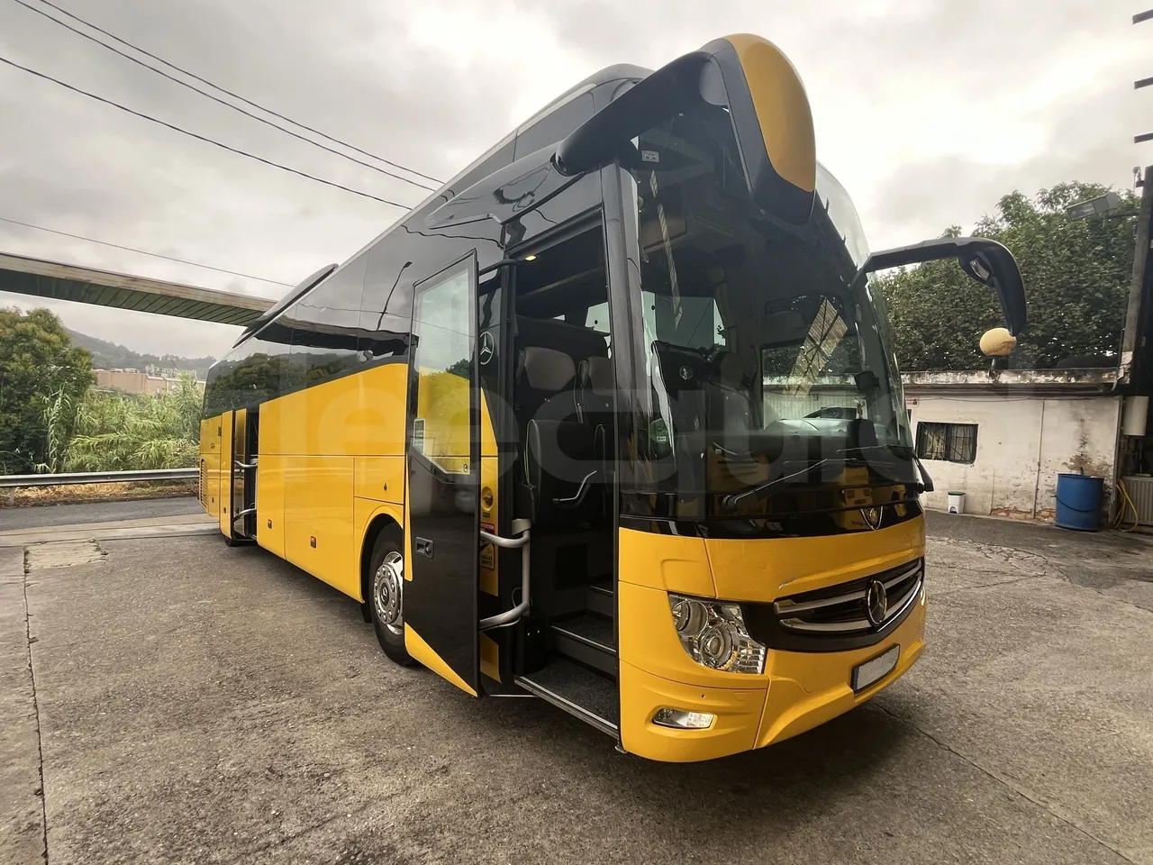 Mercedes-Benz Tourismo - 3/4 Front Right Side Doors Open
