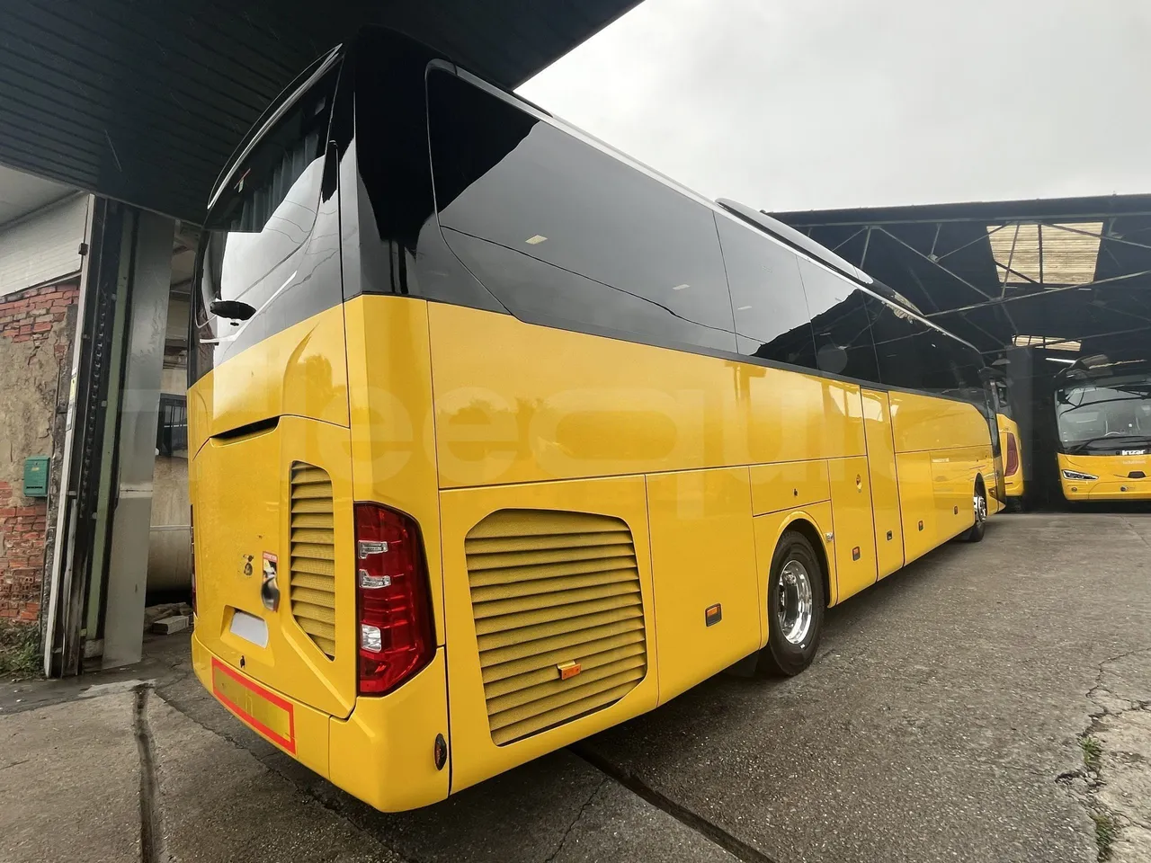 Mercedes-Benz Tourismo - 3/4 Rear Right Side