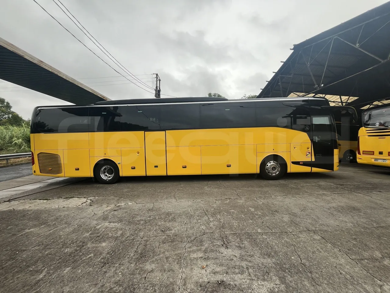 Mercedes-Benz Tourismo - Right Side