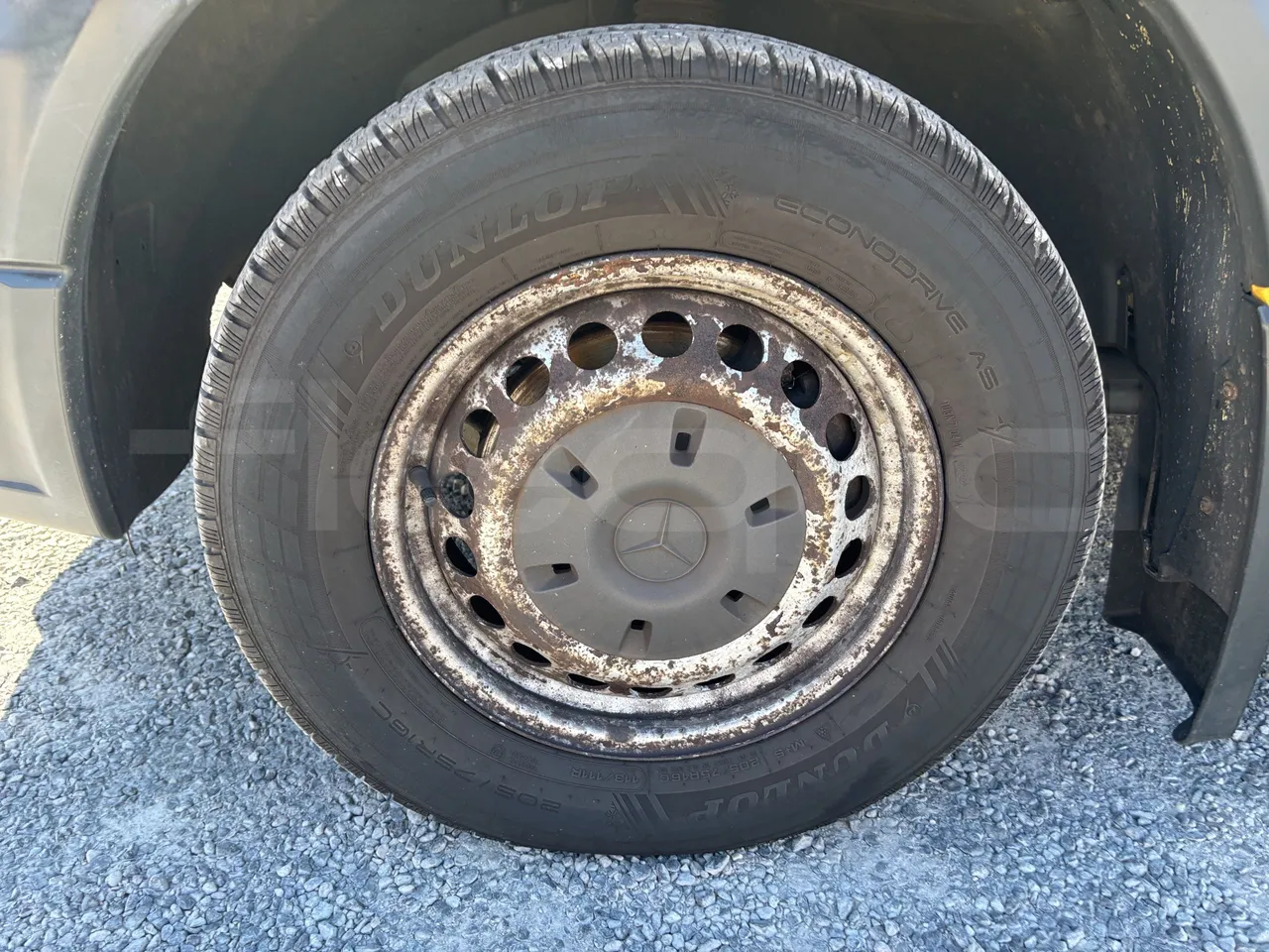 Mercedes-Benz Sprinter - First Axle Left Side: Complete Tyre