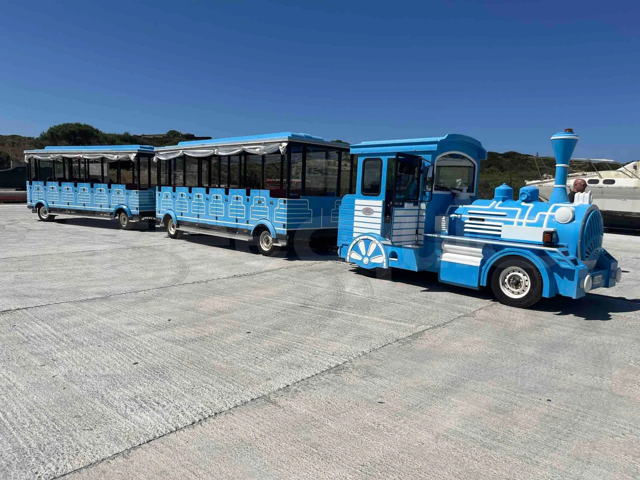 Tianjin Brother Tourist Train YLG 20V3 - 3/4 right front doors open