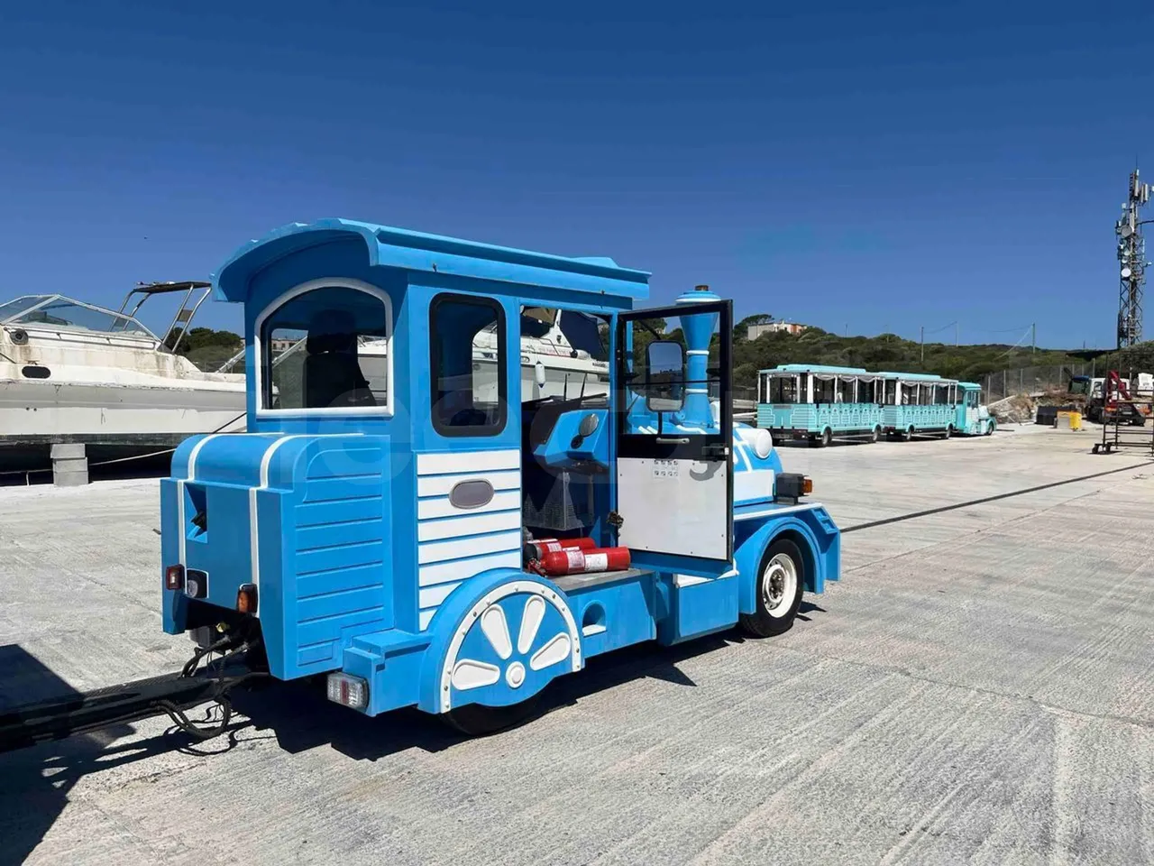 Tianjin Brother Tourist Train YLG 20V3 - 3/4 right rear doors open