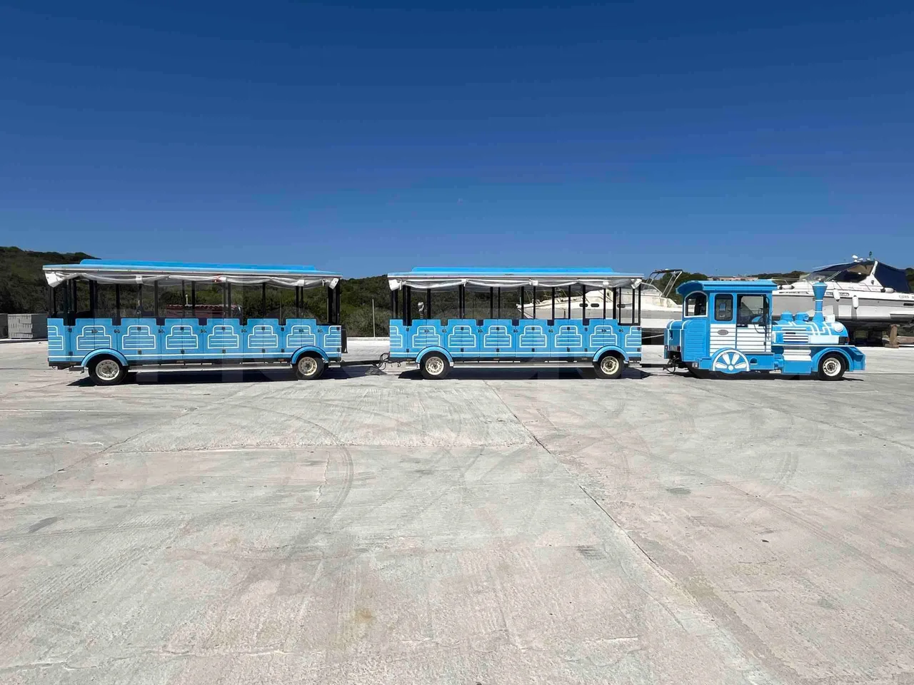 Tianjin Brother Tourist Train YLG 20V3 - right side doors closed