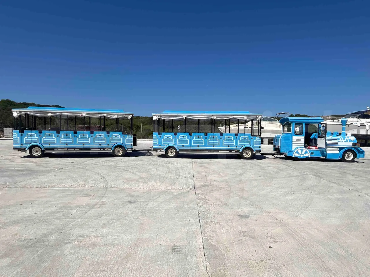 Tianjin Brother Tourist Train YLG 20V3 - right side doors open