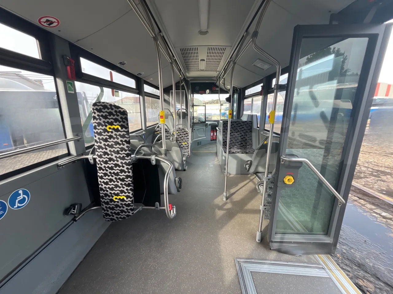 Mercedes-Benz Conecto 628881 - Euro6 - 220kW - 12.134mt - forward view middle aisle