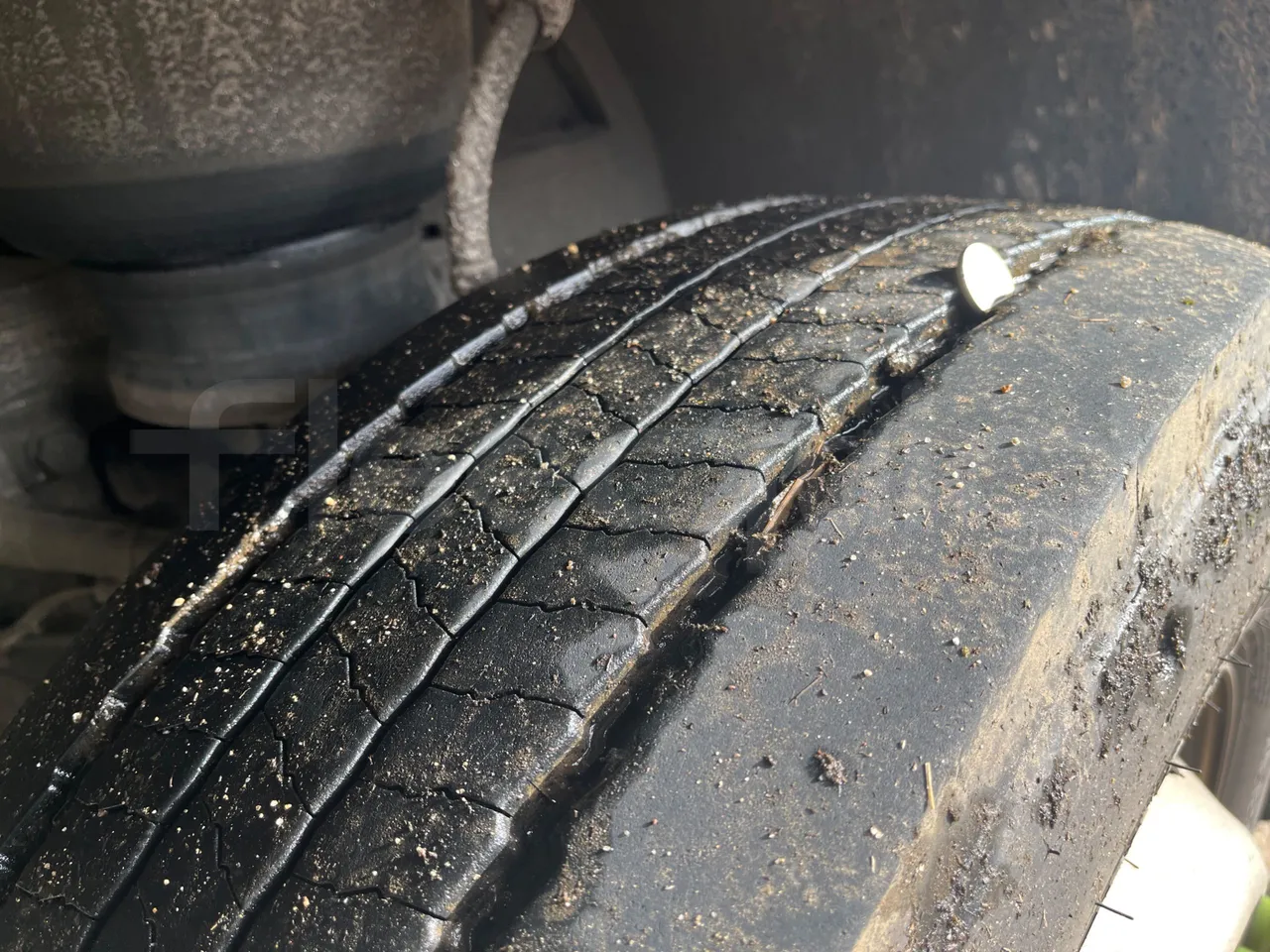 Mercedes-Benz Conecto 628881 - Euro6 - 220kW - 12.134mt - tread condition front tires right