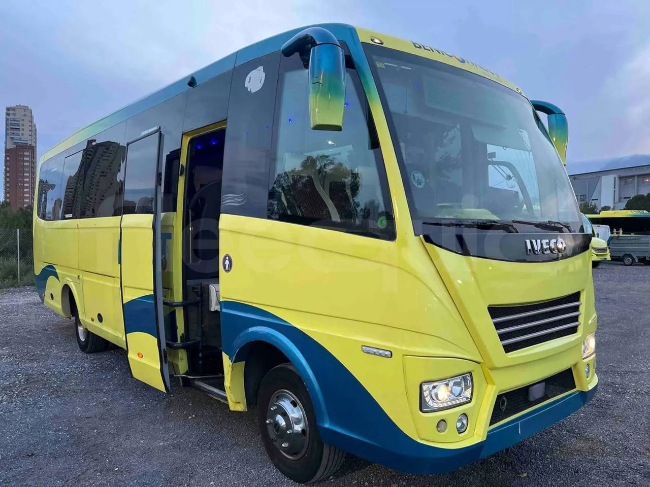 Iveco Ferqui Nora - EUR6 - 162kW - 9.070m - 3/4 right front doors open