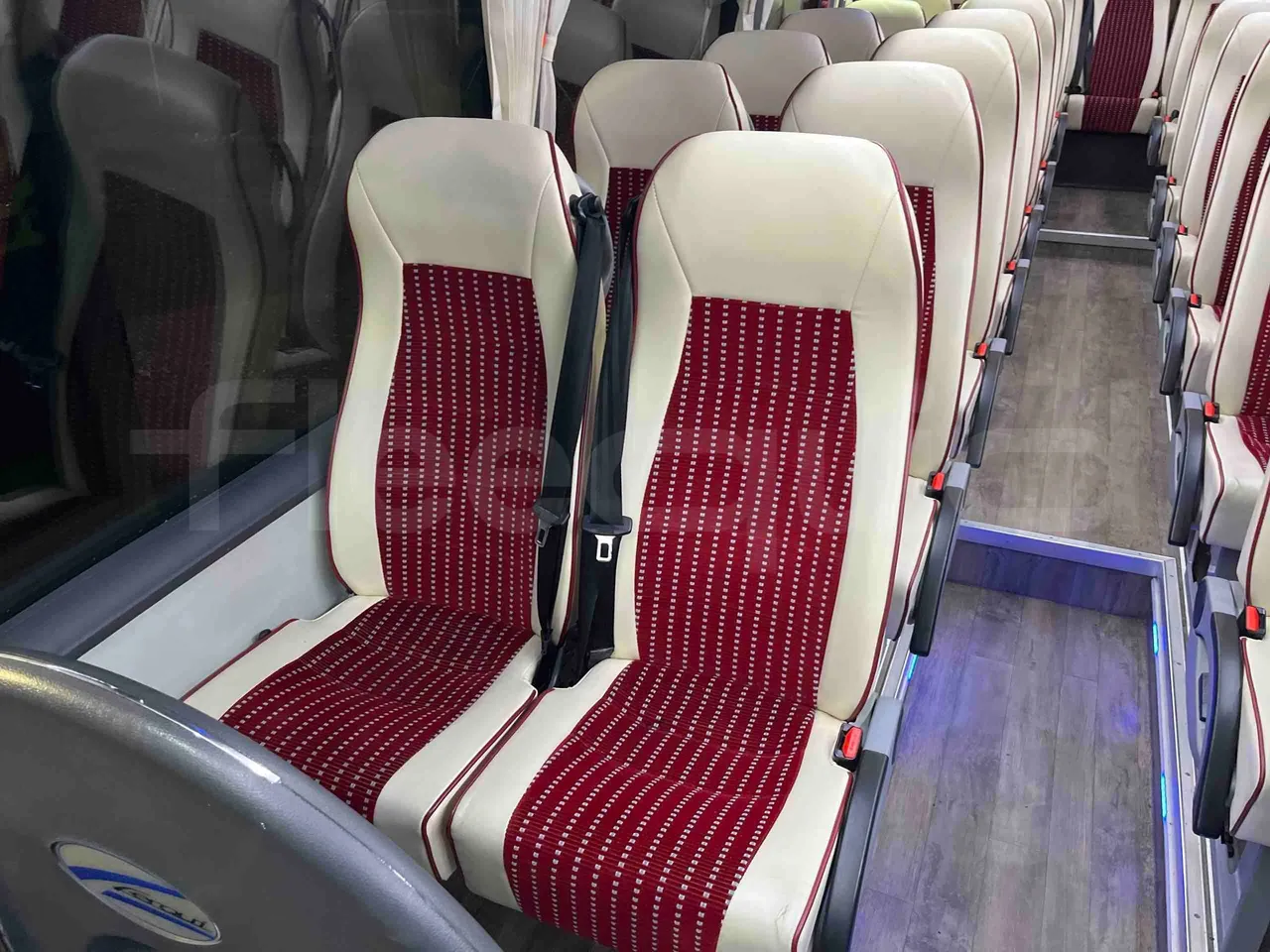 Iveco Ferqui Nora - EUR6 - 162kW - 9.070m - armrest detail photo