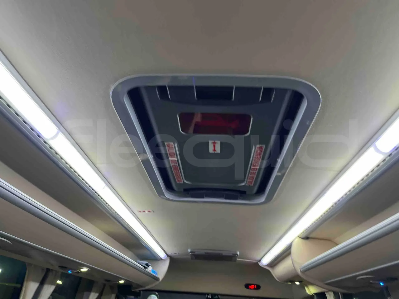 Iveco Ferqui Nora - EUR6 - 162kW - 9.070m - roof hatch 1