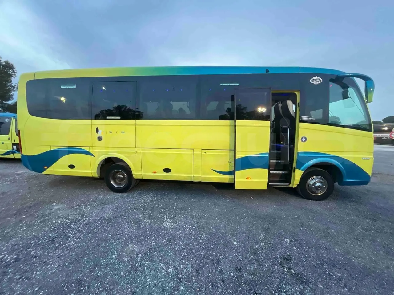 Iveco Ferqui Nora - EUR6 - 162kW - 9.070m - right side doors open