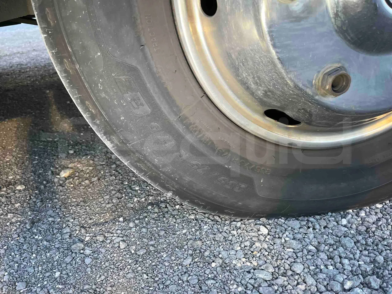 Iveco Ferqui Nora - EUR6 - 162kW - 9.070m - rear left tire photo