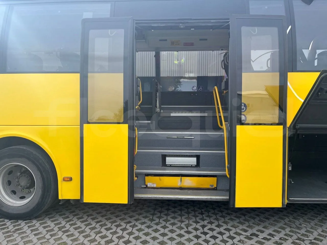 Volvo 9700-B8R B6SC 9700S - Euro 6 - 240 kW - 14.980 mt - front door 2 open