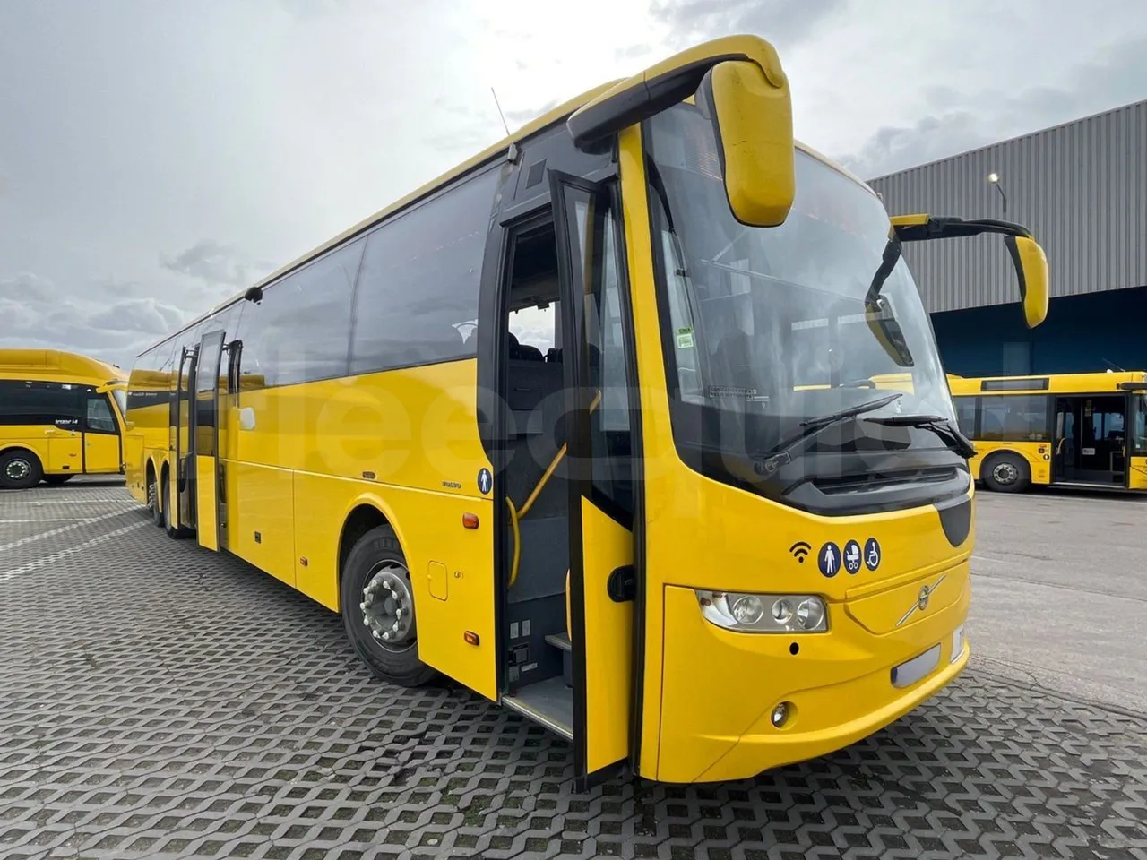 Volvo 9700-B8R B6SC 9700S - Euro 6 - 240 kW - 14.980 mt - 3/4 right front doors open