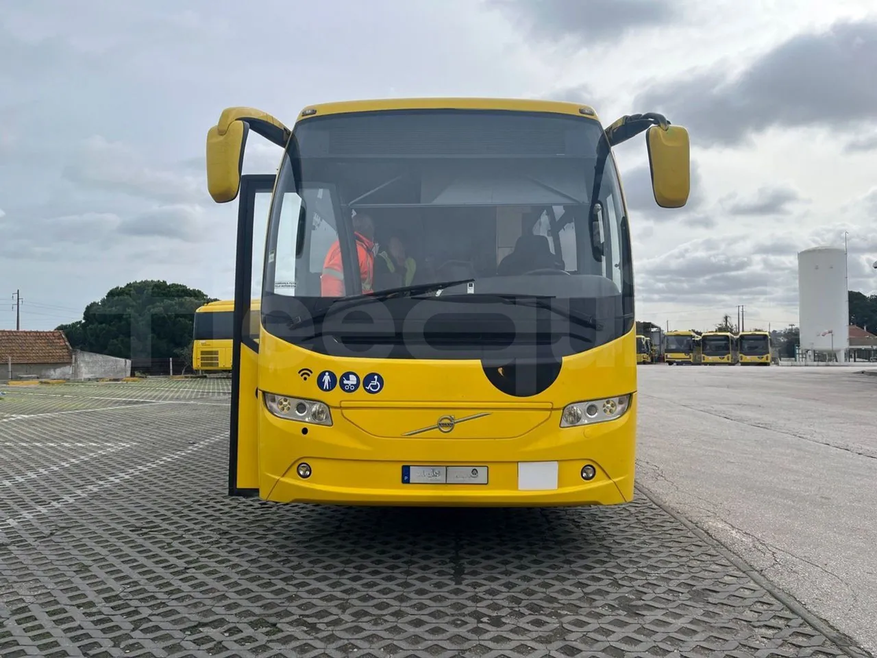 Volvo 9700-B8R B6SC 9700S - Euro 6 - 240 kW - 14.980 mt - front photo
