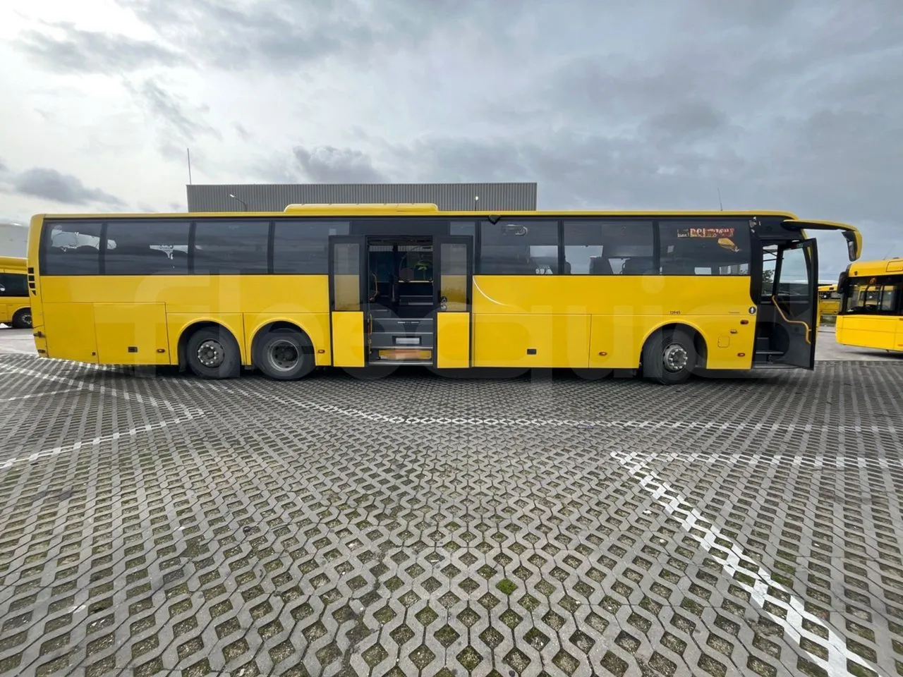 Volvo 9700-B8R B6SC 9700S - Euro 6 - 240 kW - 14.980 mt - right side doors open