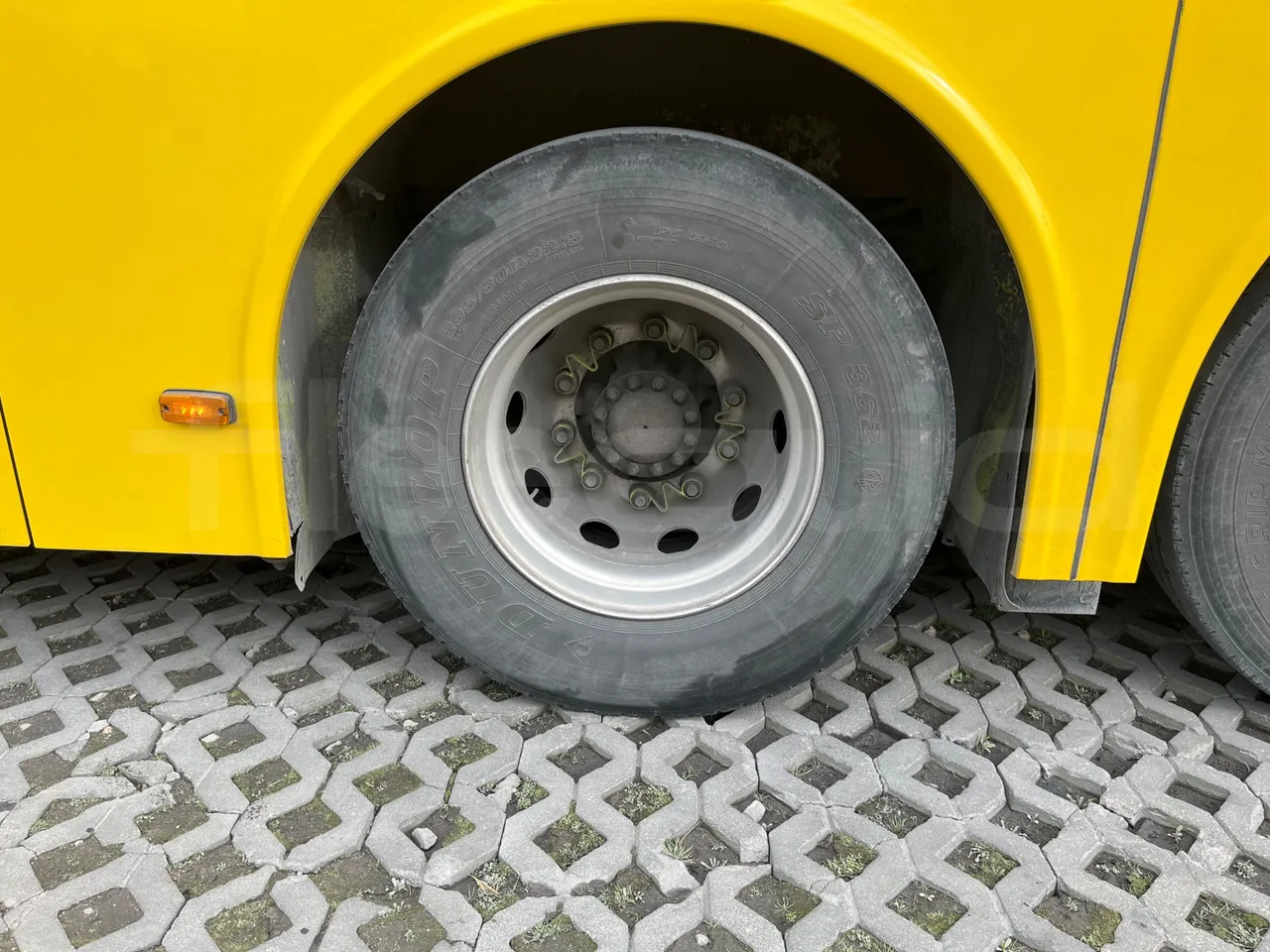 Volvo 9700-B8R B6SC 9700S - Euro 6 - 240 kW - 14.980 mt - rear left tire photo