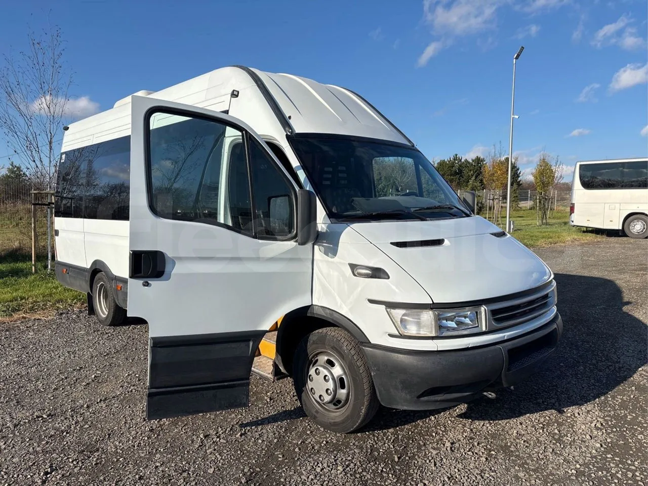 Iveco A50C17 f1CE - EURO4-122kw-7.800m - 3/4 right front doors open