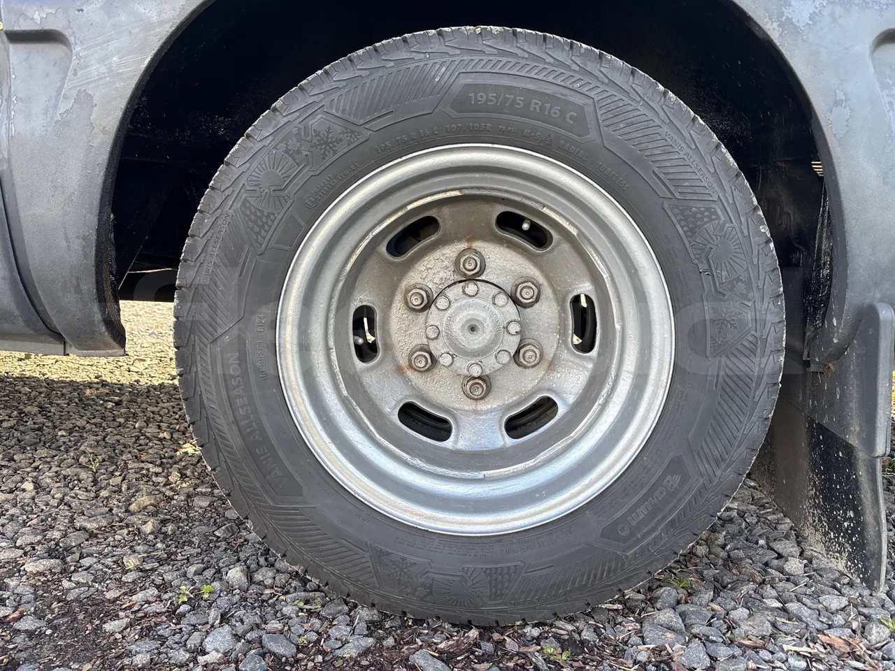 Iveco A50C17 f1CE - EURO4-122kw-7.800m - rear left tire photo