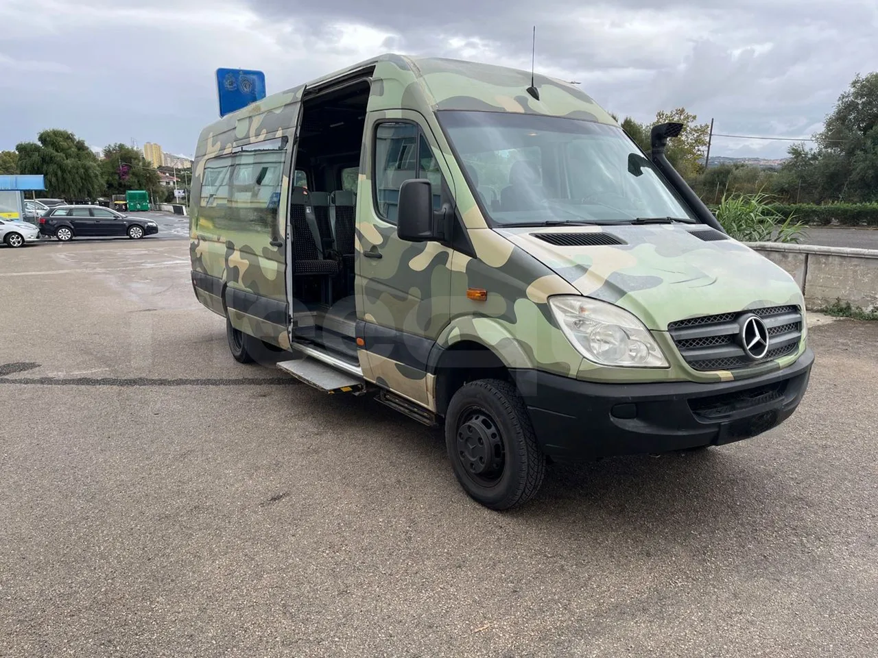 Mercedes-Benz Sprinter 516CDI - EUR5 - 120kW - 7.345m - 3/4 right front doors open