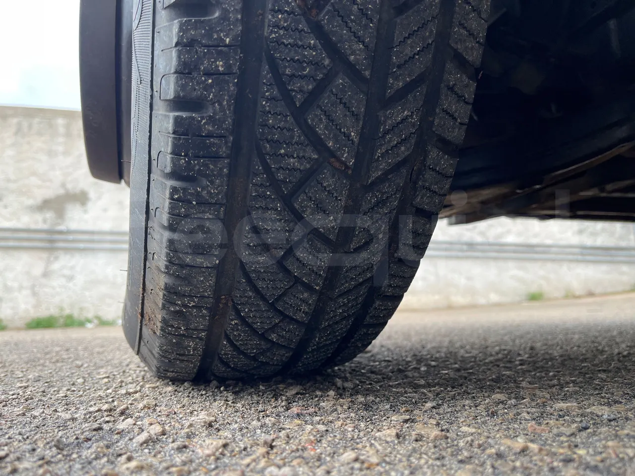Mercedes-Benz Sprinter 516CDI - EUR5 - 120kW - 7.345m - tread condition front tires left