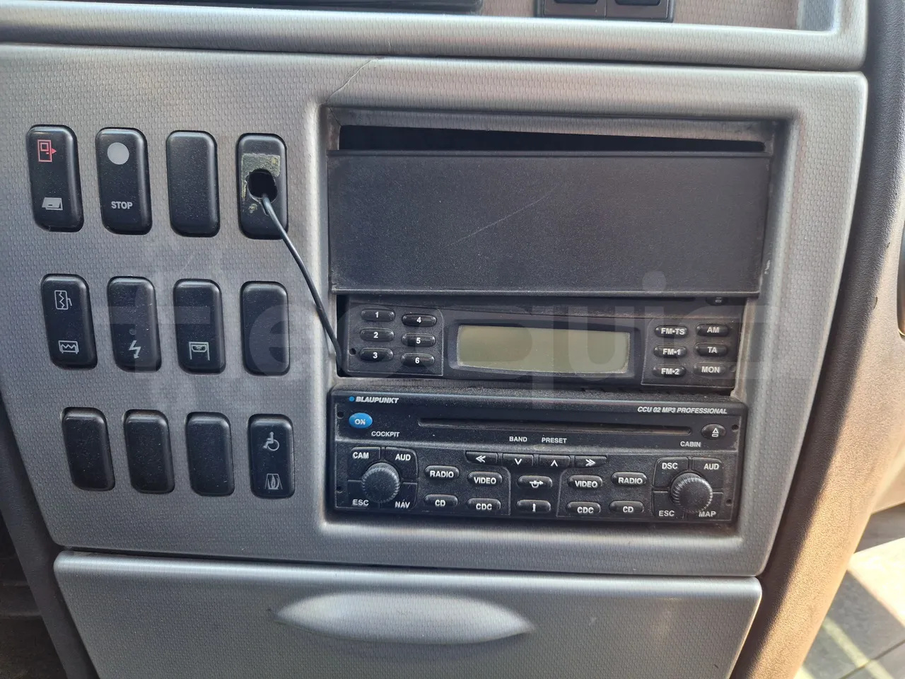 Irizar Scania K380EB - EUR4 - 279kW - 12m - radio accessories photo