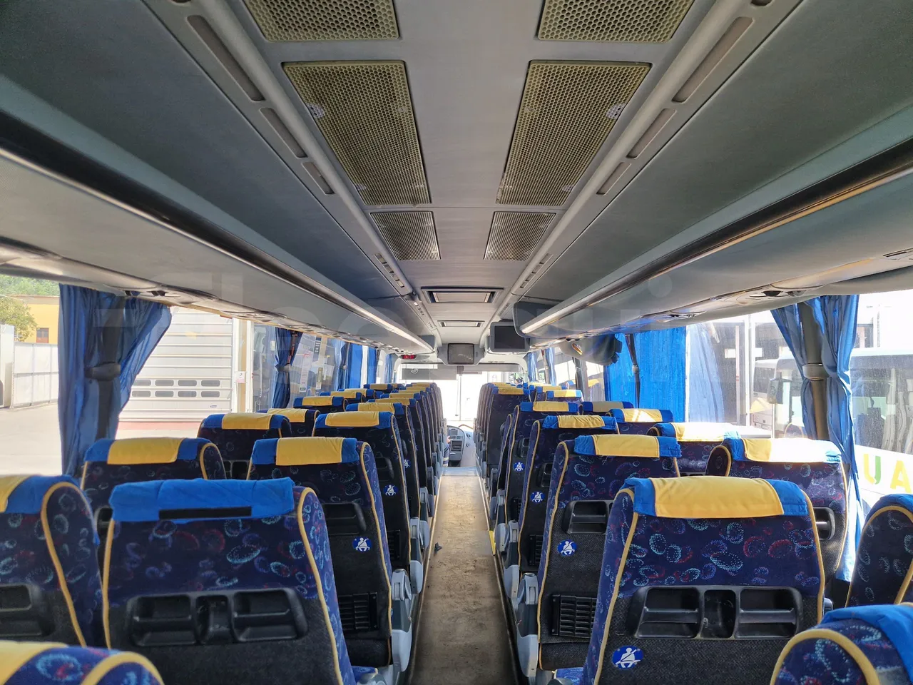 Irizar Scania K380EB - EUR4 - 279kW - 12m - forward view middle aisle