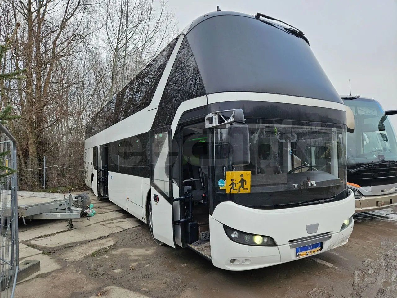 Neoplan Skyliner L- EURO 6 - 368 kW - 14.00m - 3/4 right front doors open