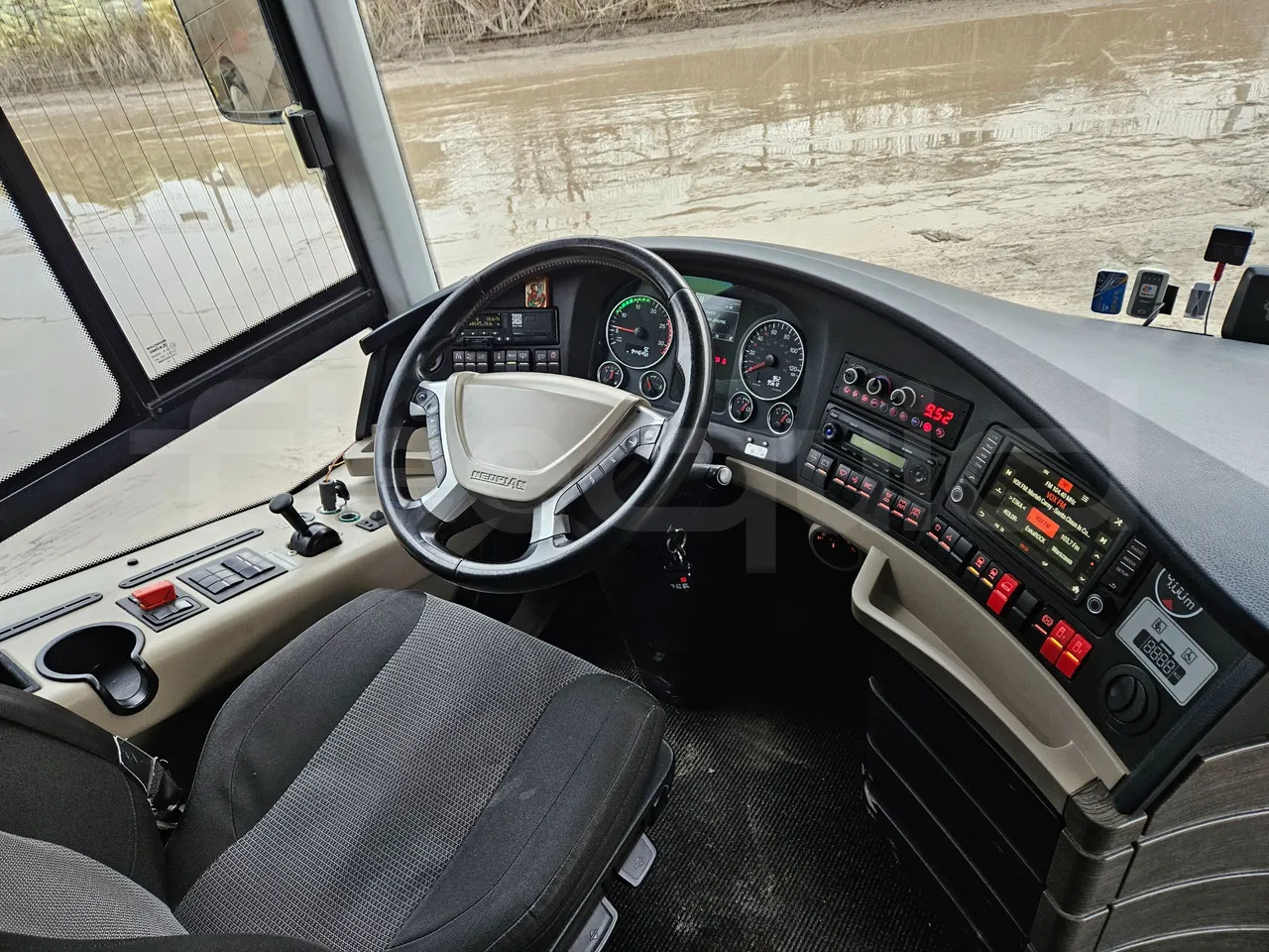 Neoplan Skyliner L- EURO 6 - 368 kW - 14.00m - buttons panels on