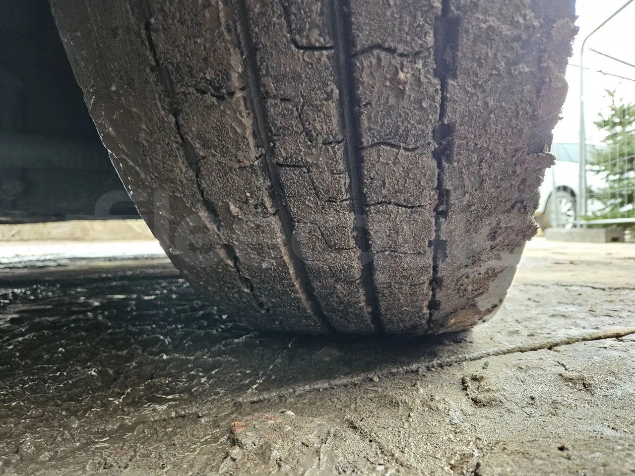 Neoplan Skyliner L- EURO 6 - 368 kW - 14.00m - tread condition front tires right