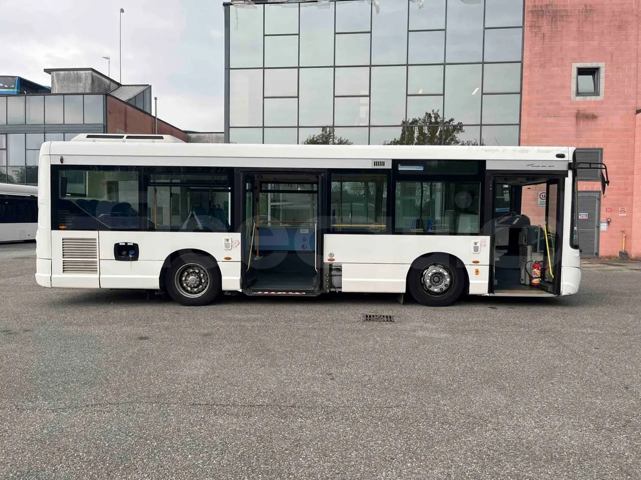 Heuliez GX127 GX127  - Euro5 - 160kW - 9.420mt - right side doors open