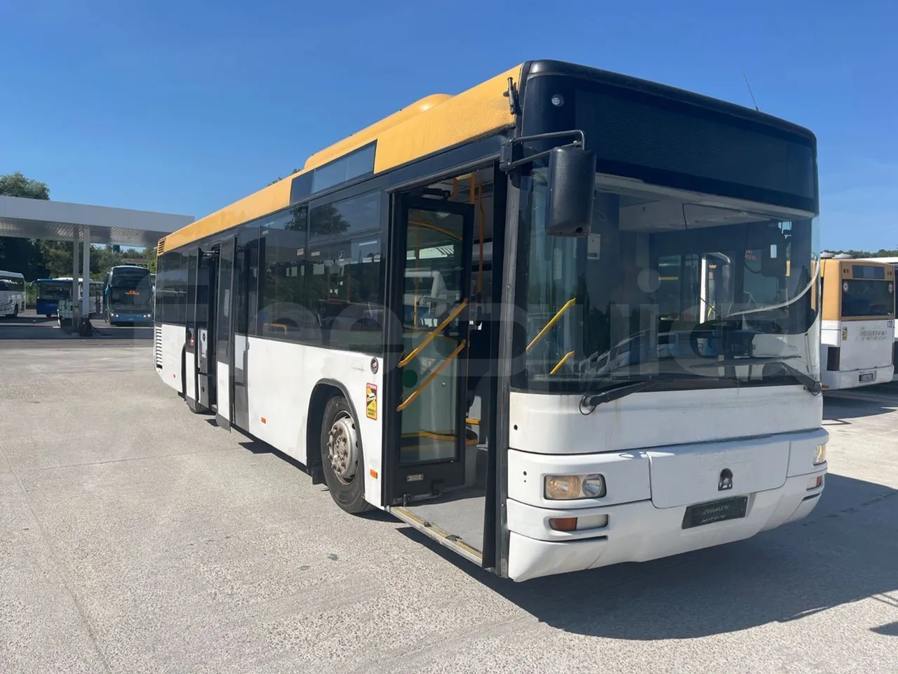 Man Lion's City T A78 - EUR4 - 191kW - 11.857m - 3/4 right front doors open