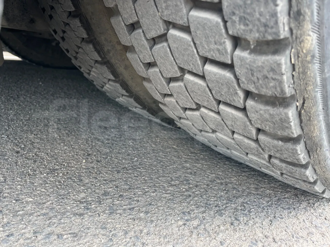 Man Lion's City T A78 - EUR4 - 191kW - 11.857m - tread condition front tires left