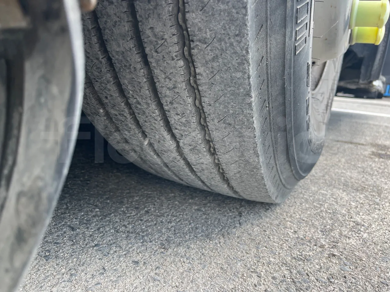 Man Lion's City T A78 - EUR4 - 191kW - 11.857m - tread condition front tires right