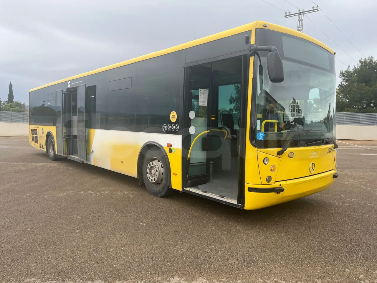 Mercedes-Benz OC500LE 1830H - EUR4 - 220kW -13.200m - air conditioning compressor