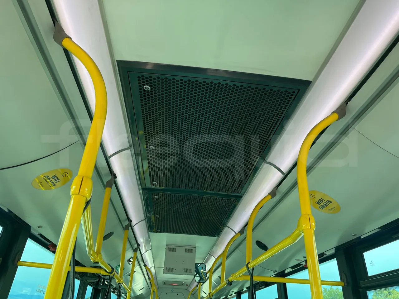 Mercedes-Benz OC500LE 1830H - EUR4 - 220kW -13.200m - power outlets detail