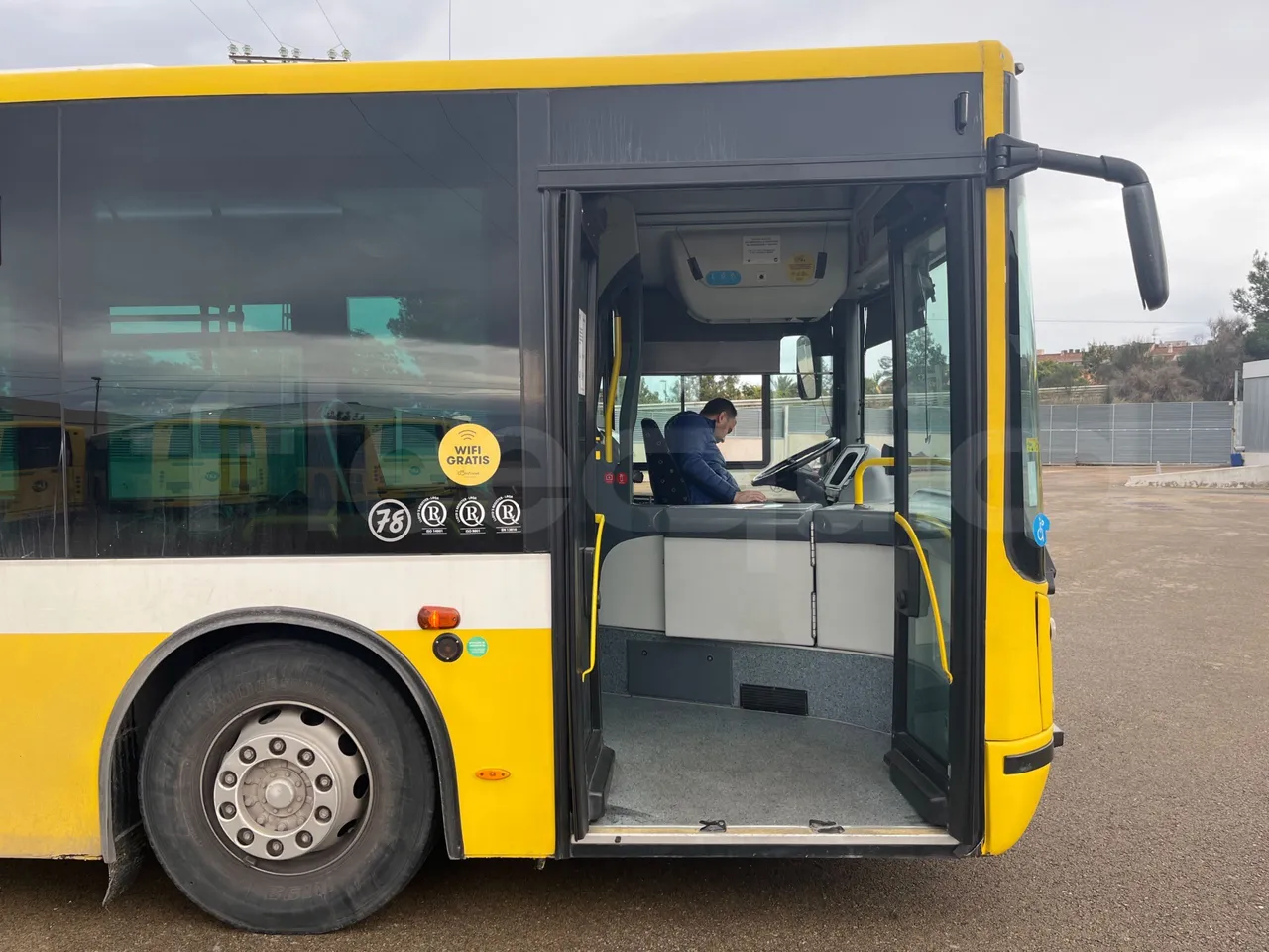 Mercedes-Benz OC500LE 1830H - EUR4 - 220kW -13.200m - under carpet photo