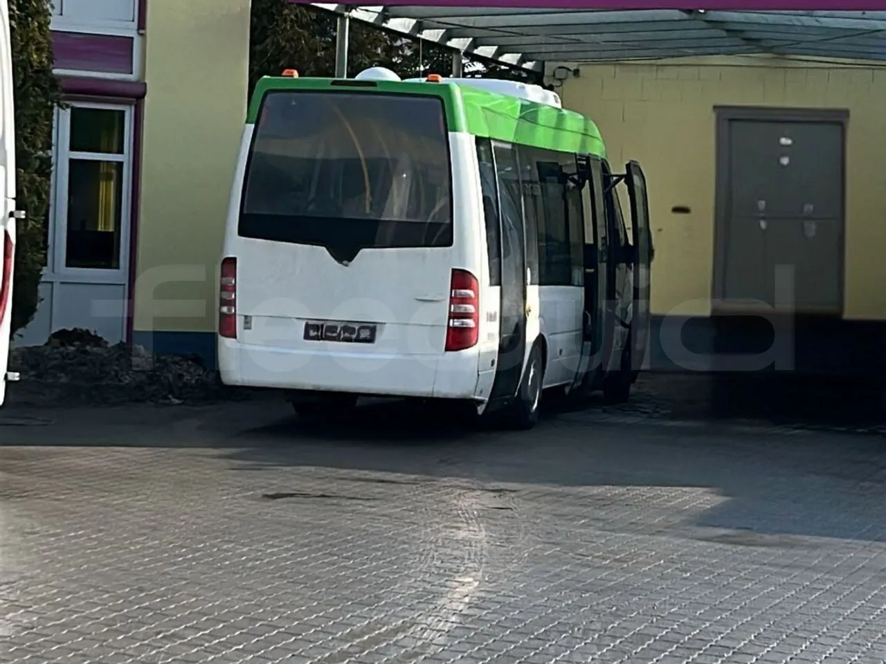Mercedes-Benz Sprinter - 3/4 front right doors