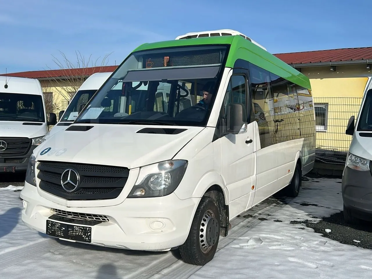 Mercedes-Benz Sprinter - front photo